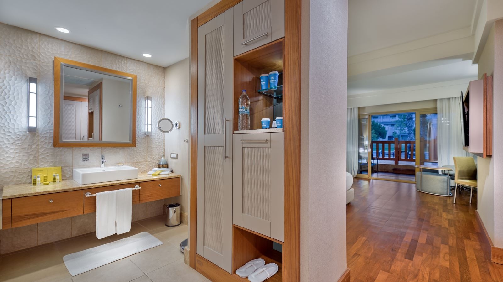 rooms-deluxe-family-room-swimup-pool-view