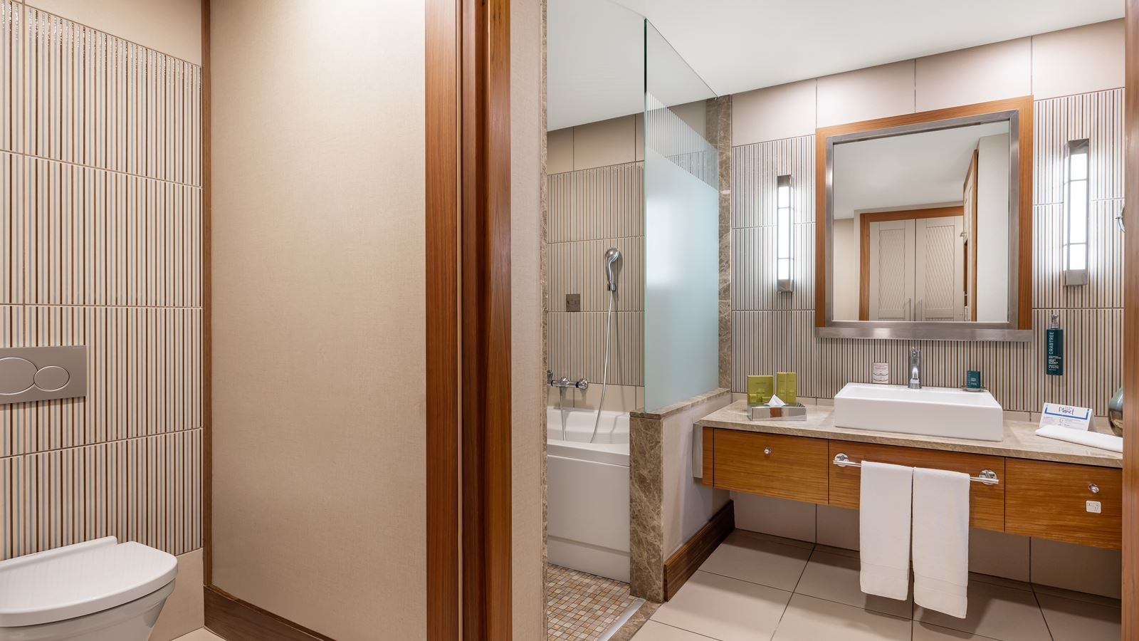 rooms-family-room-garden-view