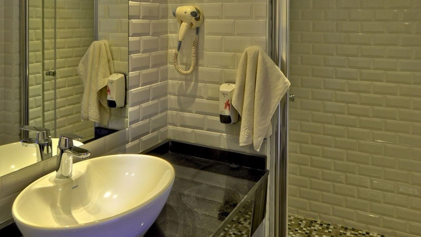 rooms-family-swim-up-room