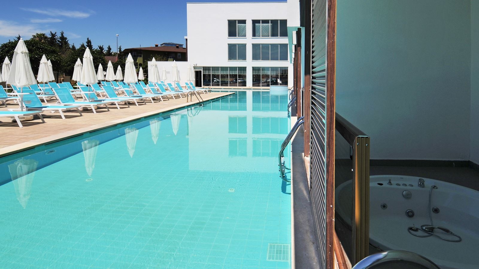 rooms-swim-up-roomonly-adult-+16-years