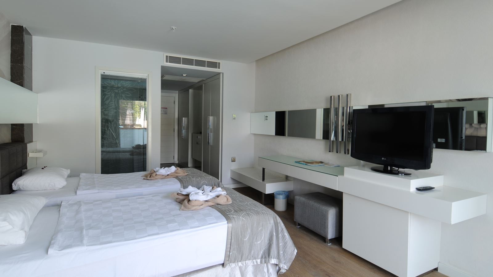 rooms-swim-up-roomonly-adult-+16-years