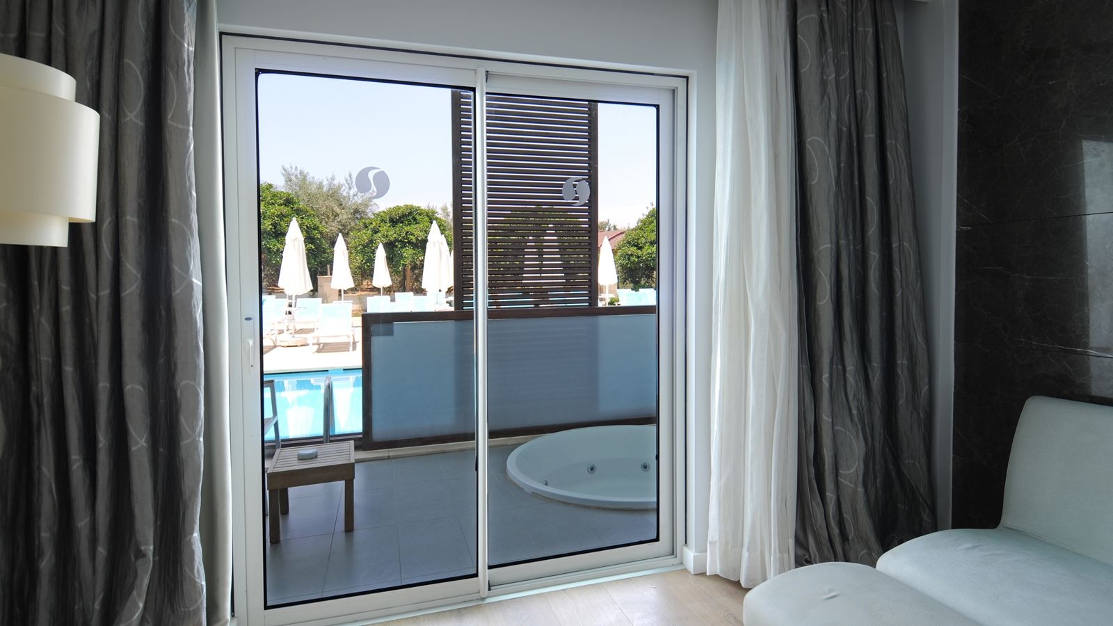 rooms-swim-up-roomonly-adult-+16-years