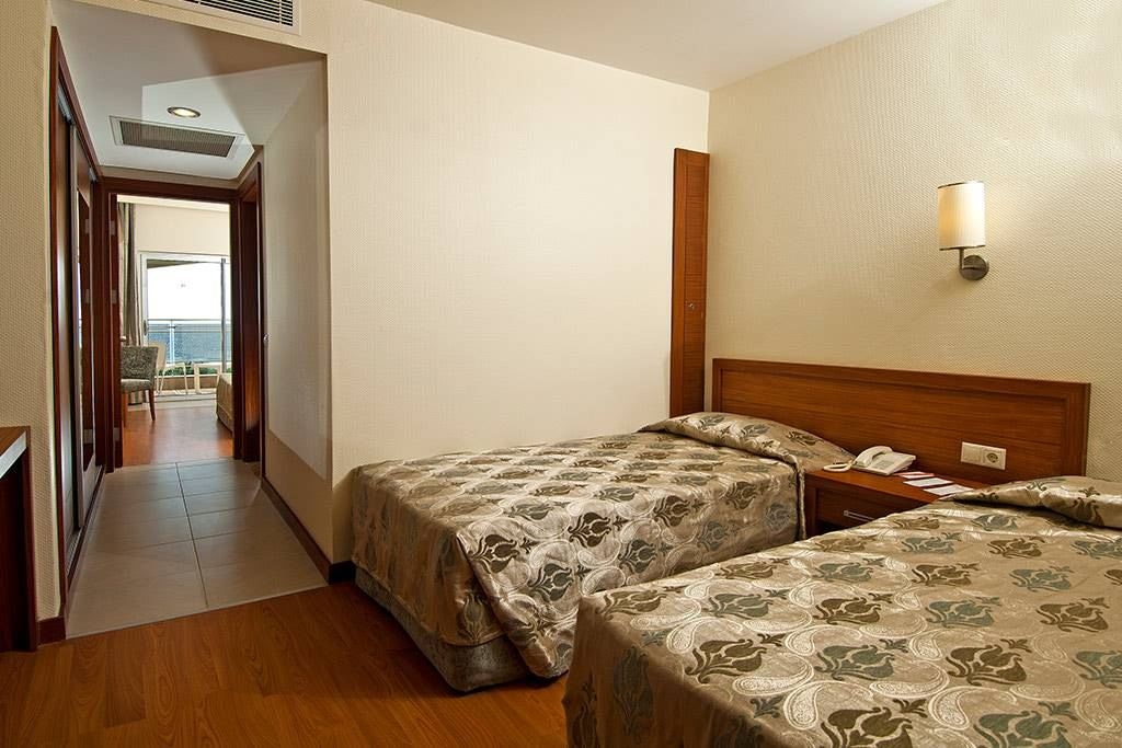 rooms-two-bedroom-family-sea-view