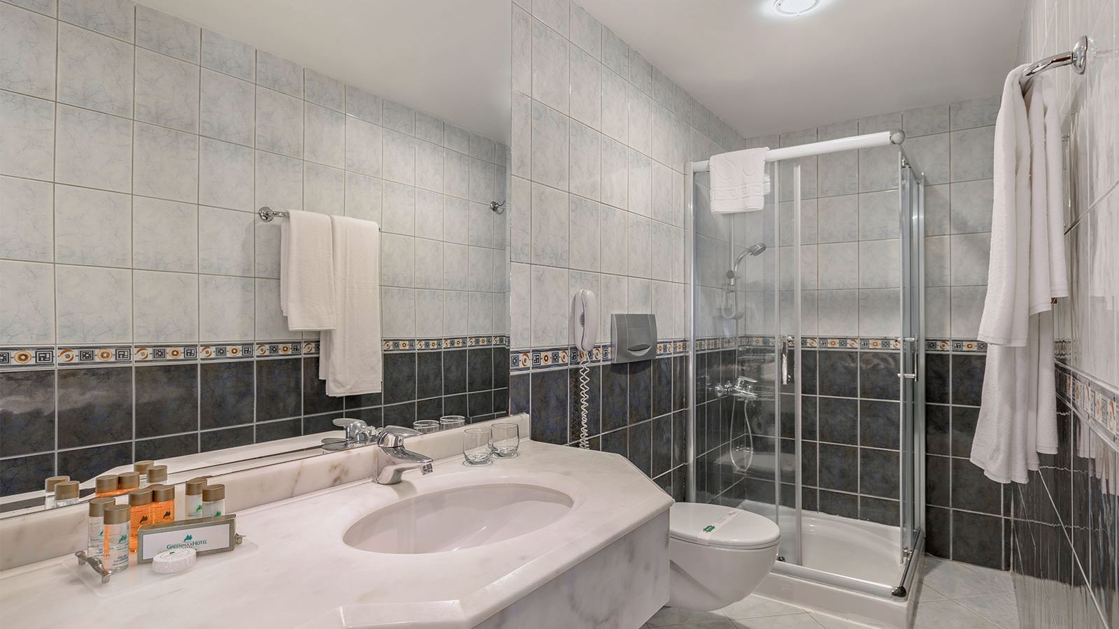 rooms-zeus-suit-room