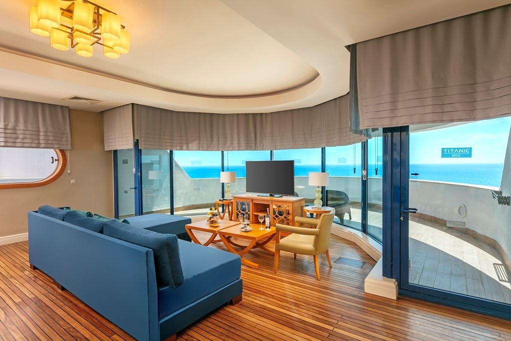 rooms-admiral-suite-main-building-sea-view