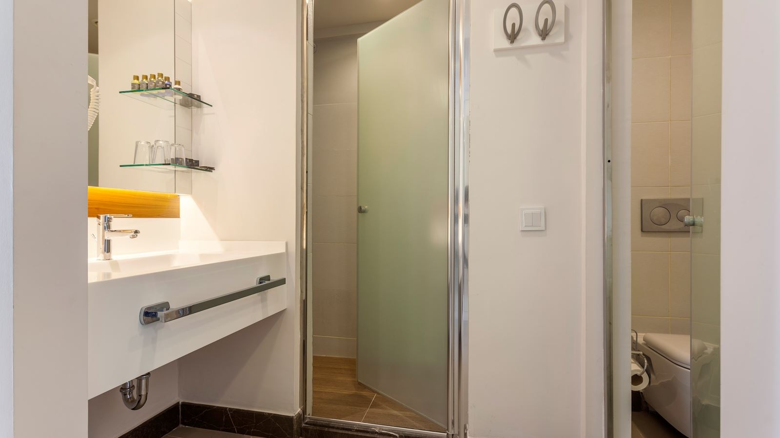 rooms-single-standard-superior-roomroh