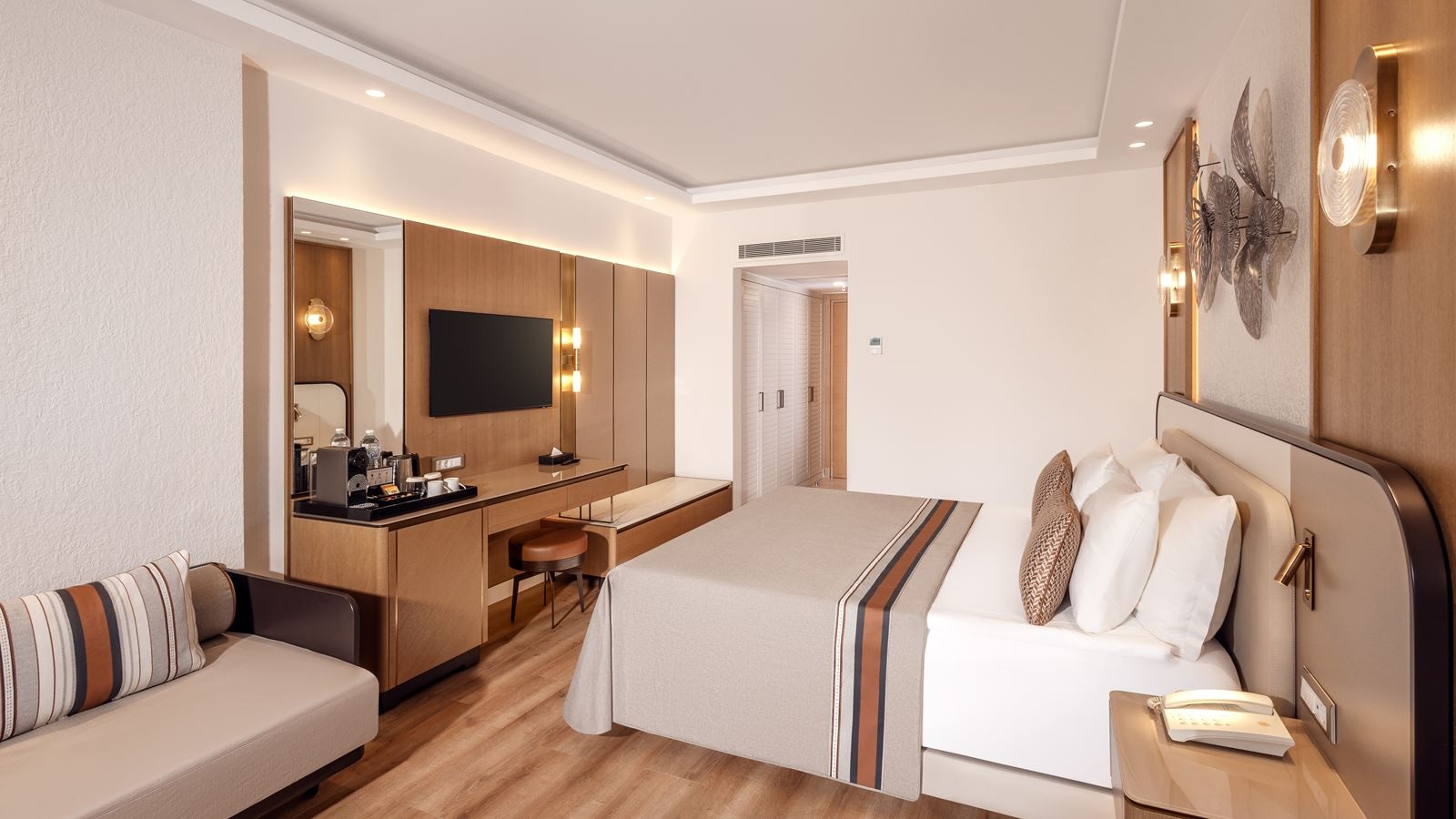 rooms-deluxe--land-view