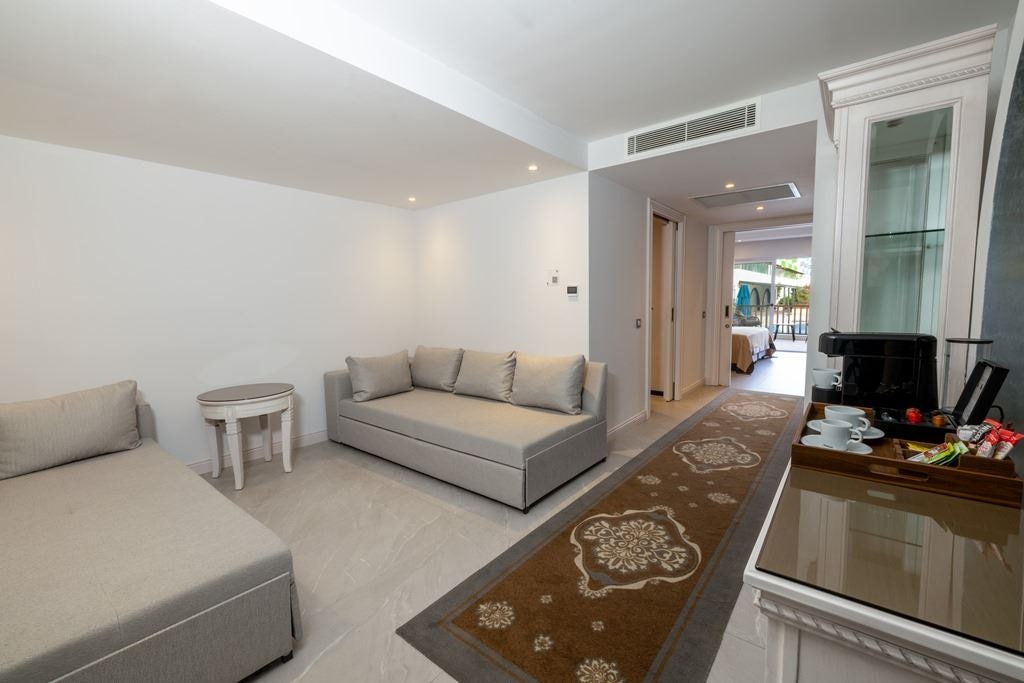 rooms-club-family-suite-swimup-sharing-pool