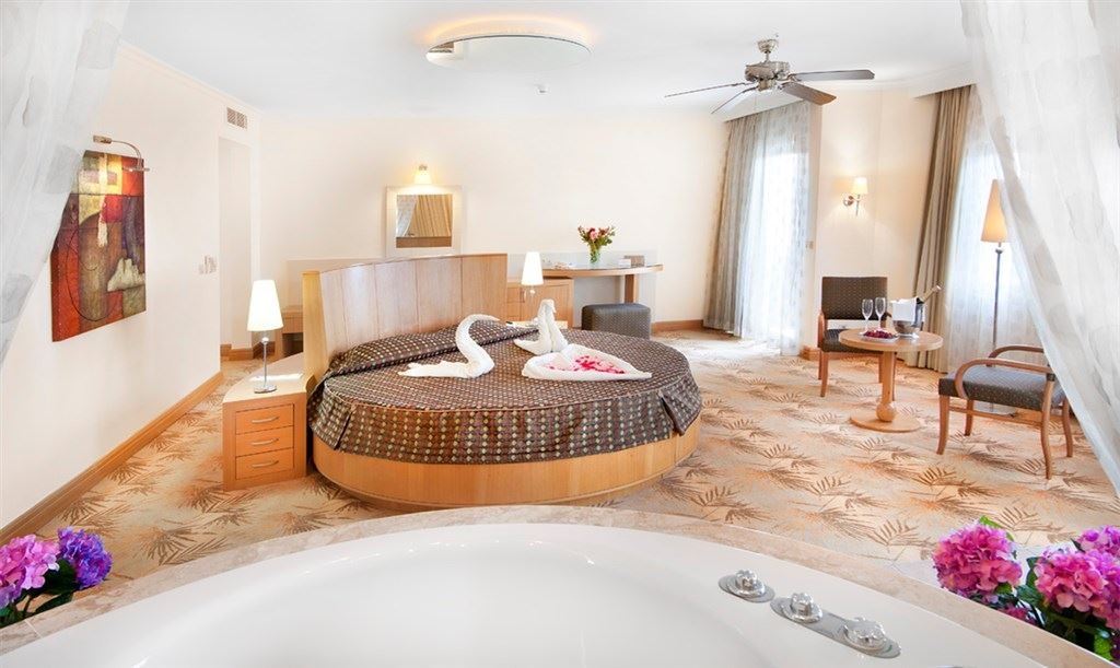 rooms-honeymoon-deluxe-suite