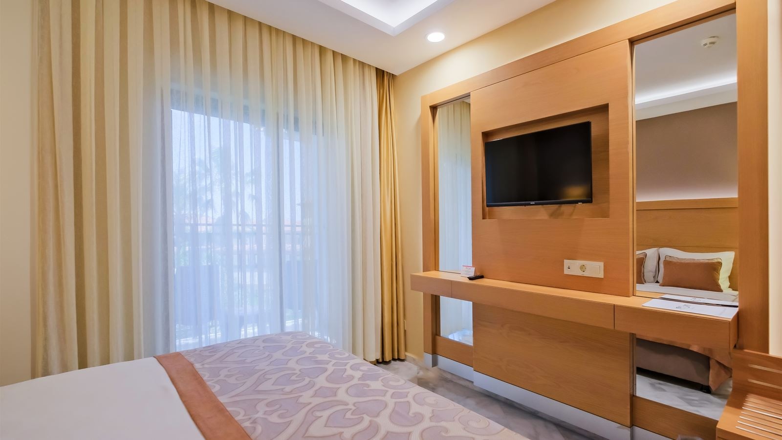 rooms-comfort-club-room-land-view