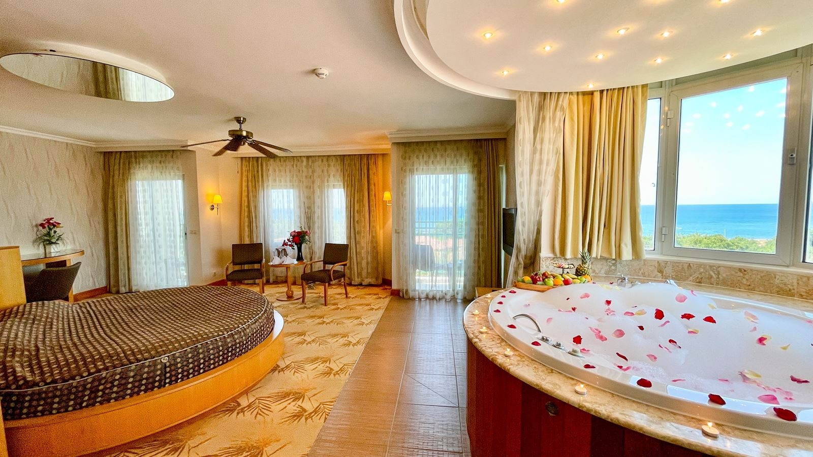 rooms-honeymoon-deluxe-suite
