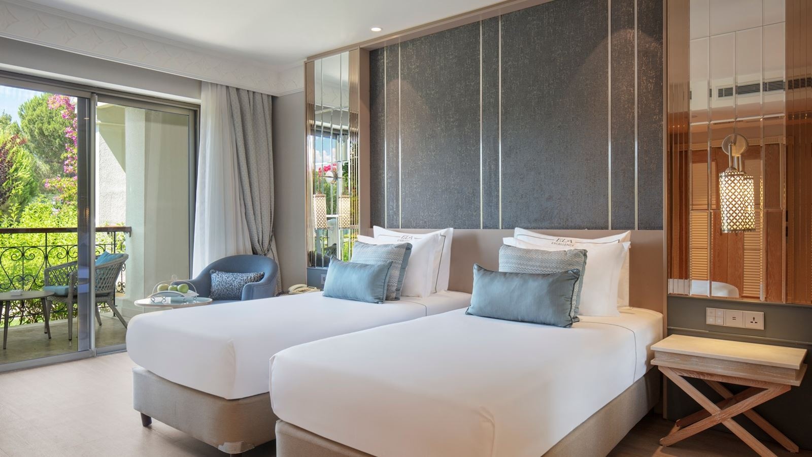 rooms-lake-house-family-suite-swimup