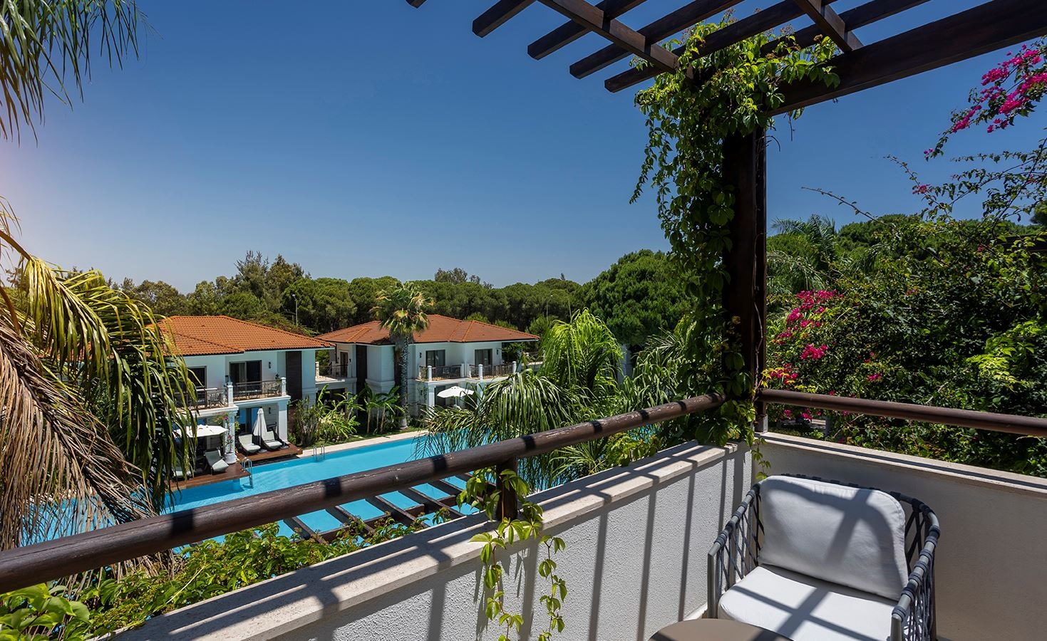 rooms-lake-house-pool-view