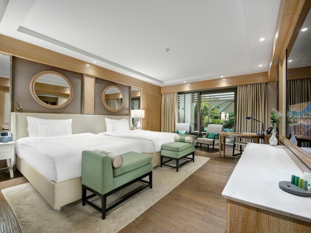 rooms-pearl-pool-family