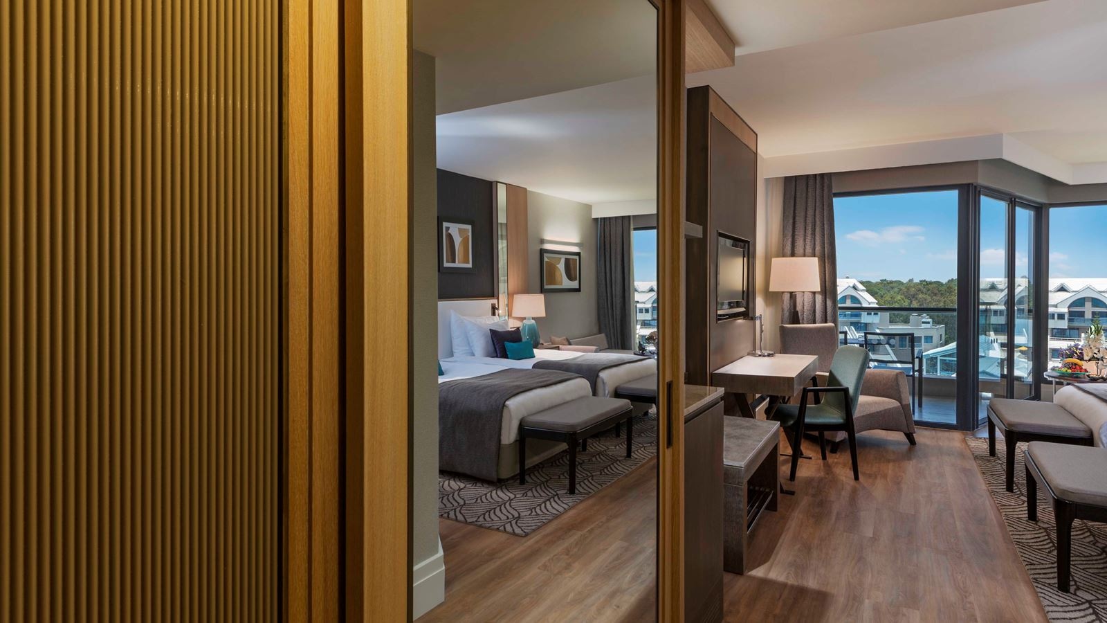 rooms-deluxe-room-land-view