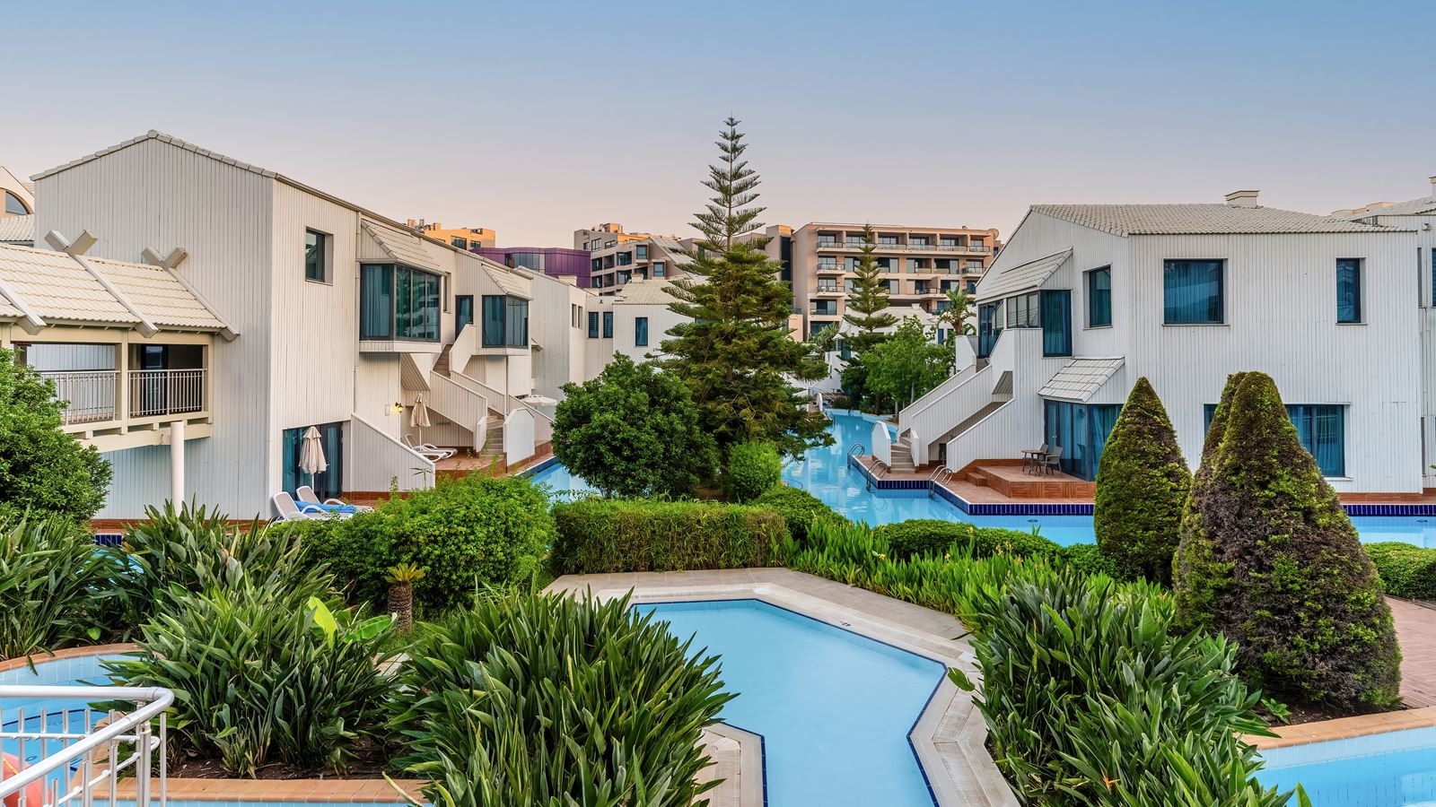 rooms-deluxe-superior-room-pool-acces