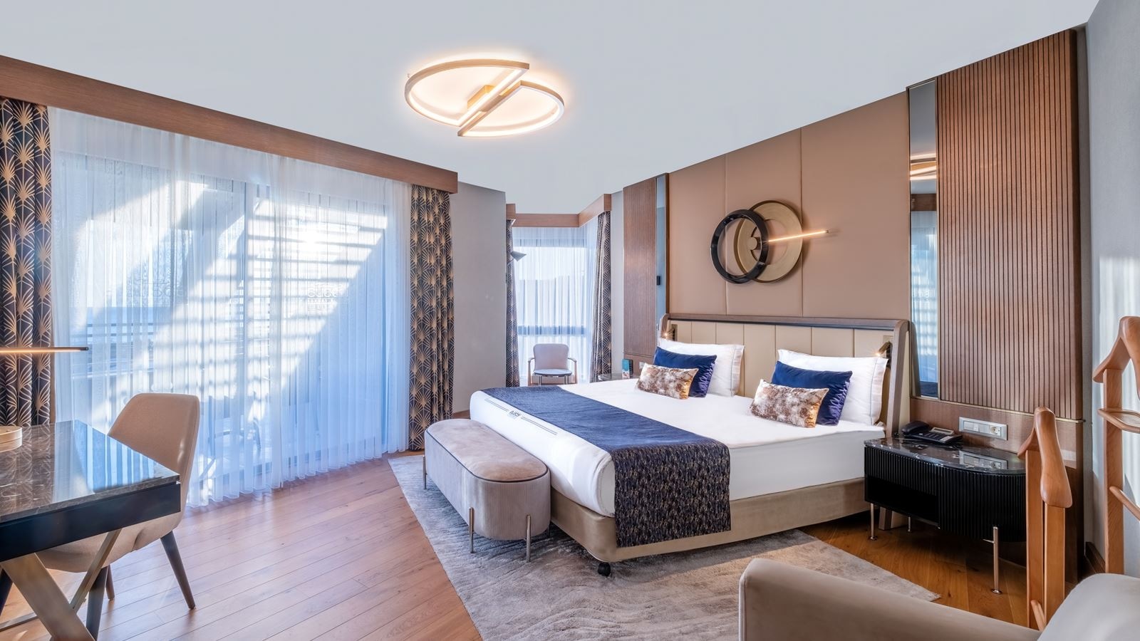 rooms-junior-royal-suite