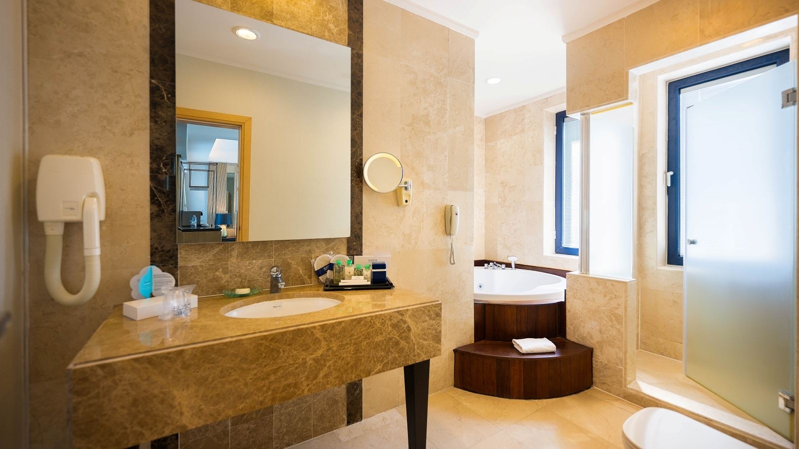 rooms-love-lake-suite