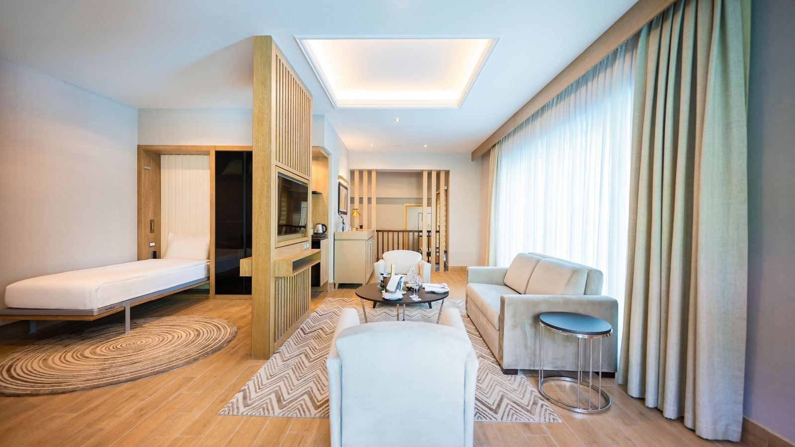 rooms-lake-suite-swim-up-room