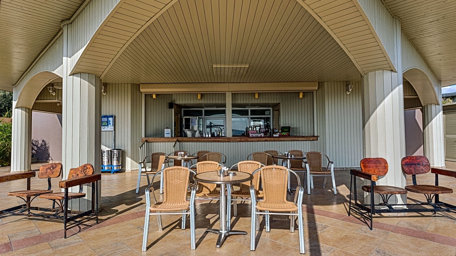 bars-alesta-beach-bar