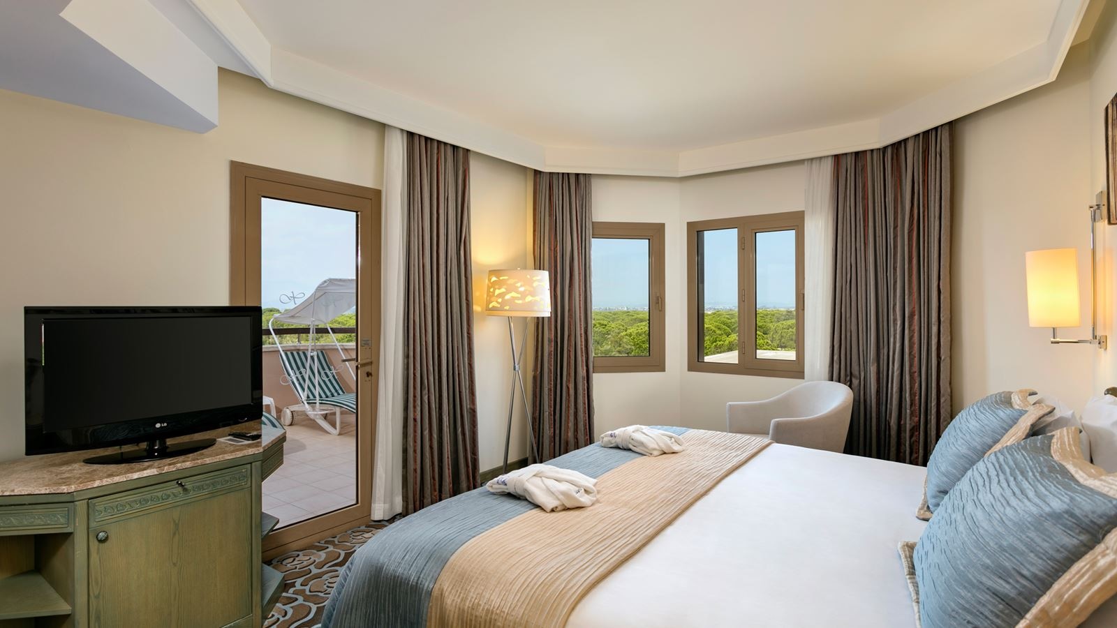 rooms-main-building-family-room-1-bathroom