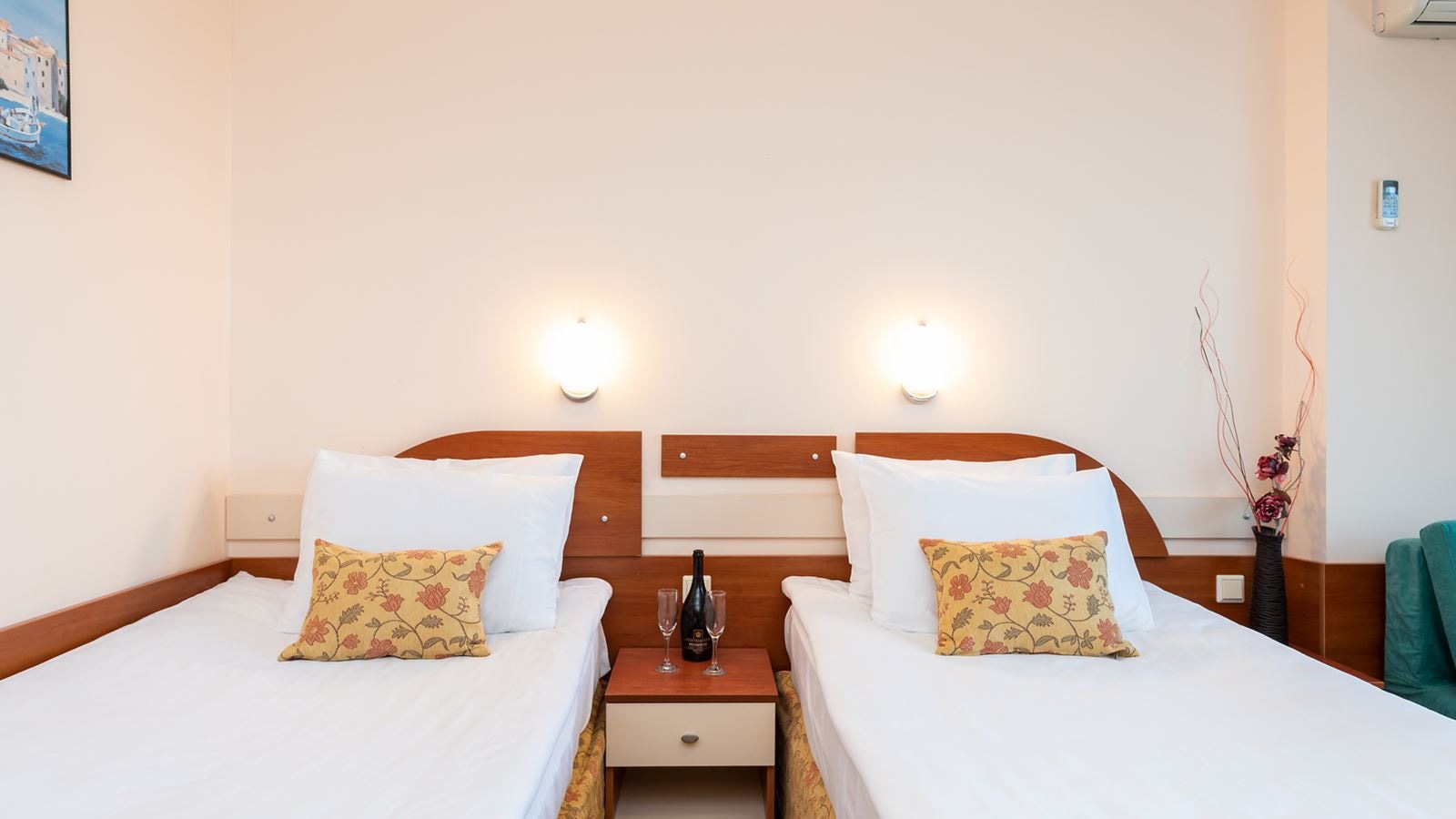 rooms-2-connectingrooms-standard-familyroom-lateralseaview-balcony