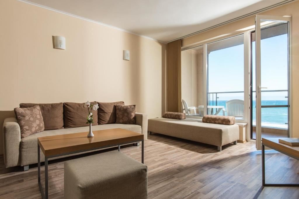 rooms-standard-apartment-seaview-balcony-or-terrace