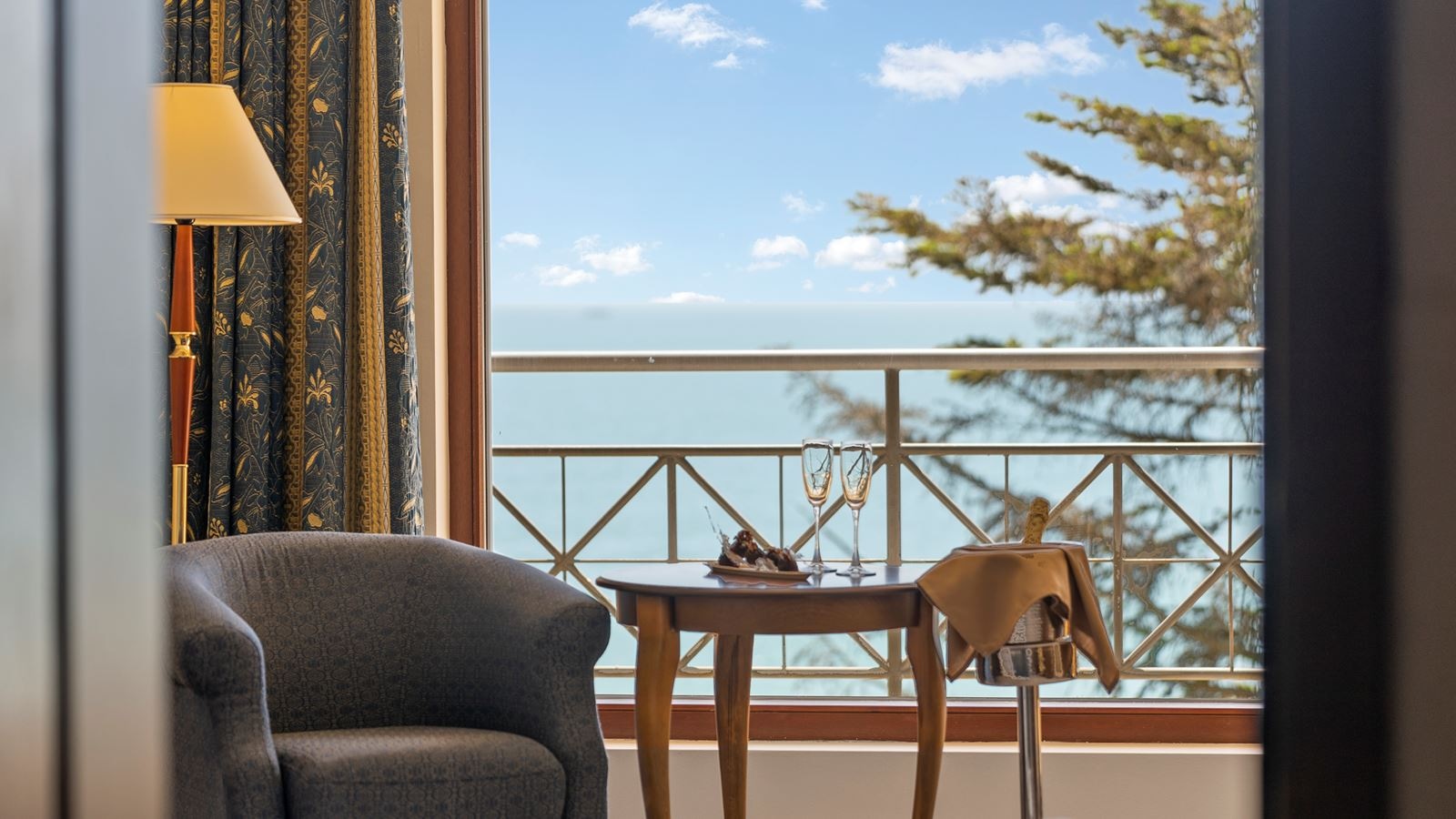 rooms-1-bedroom-standard-suite-seaview-balcony