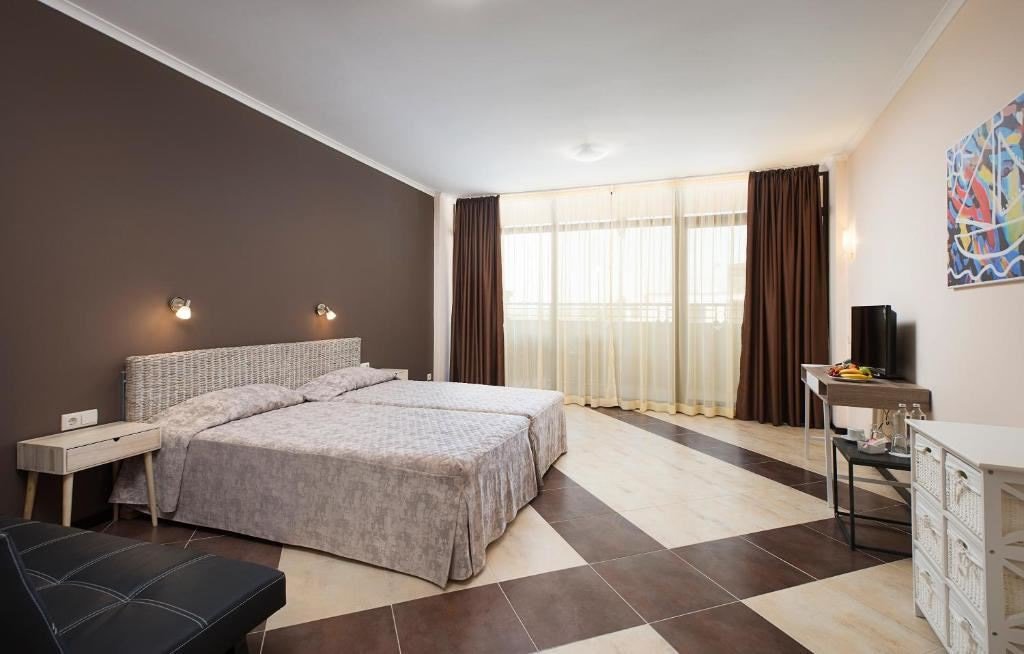 rooms-double-pool-view