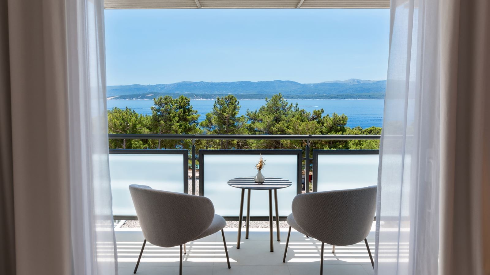 rooms-superior-room-seaside-balcony