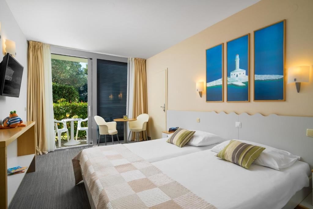 rooms-classic-familyroom-balcony-or-terrace