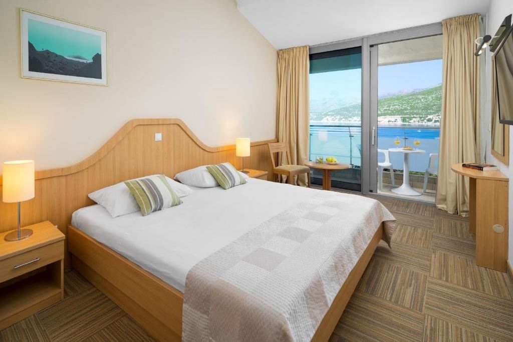 rooms-double-superior-room-seaside-balcony-or-terrace