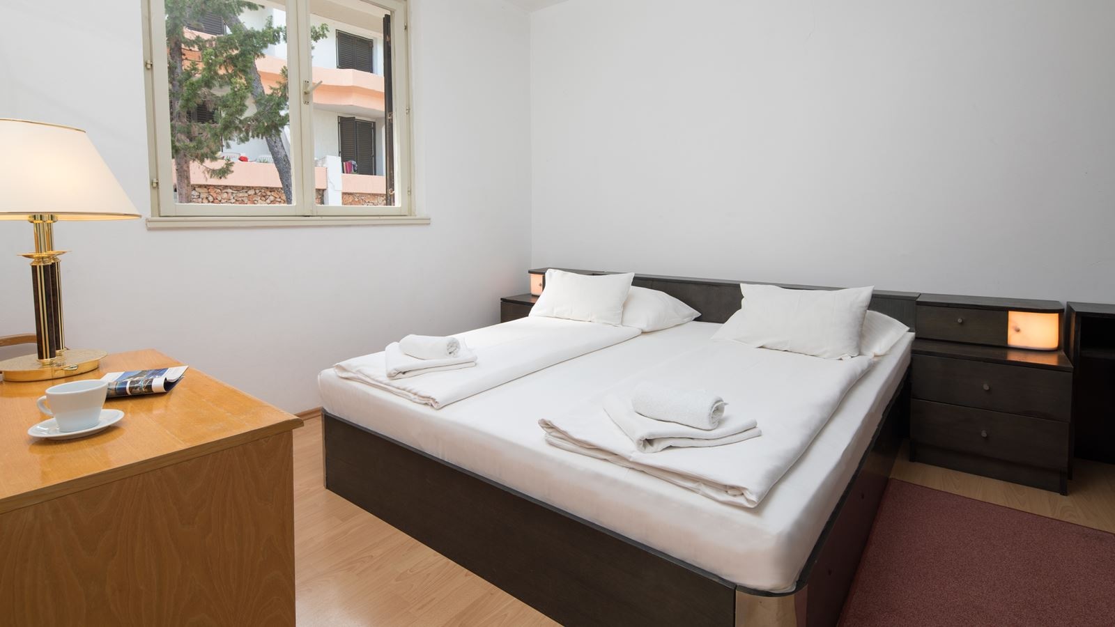 rooms-1-bedroom-comfort-apartment-seaside-balcony-or-terrace