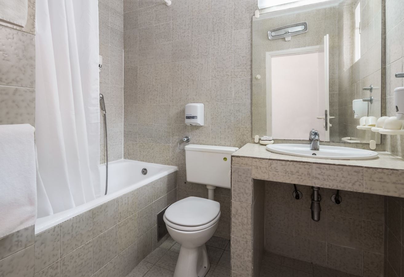 rooms-1-bedroom-comfort-apartment-seaside-balcony-or-terrace