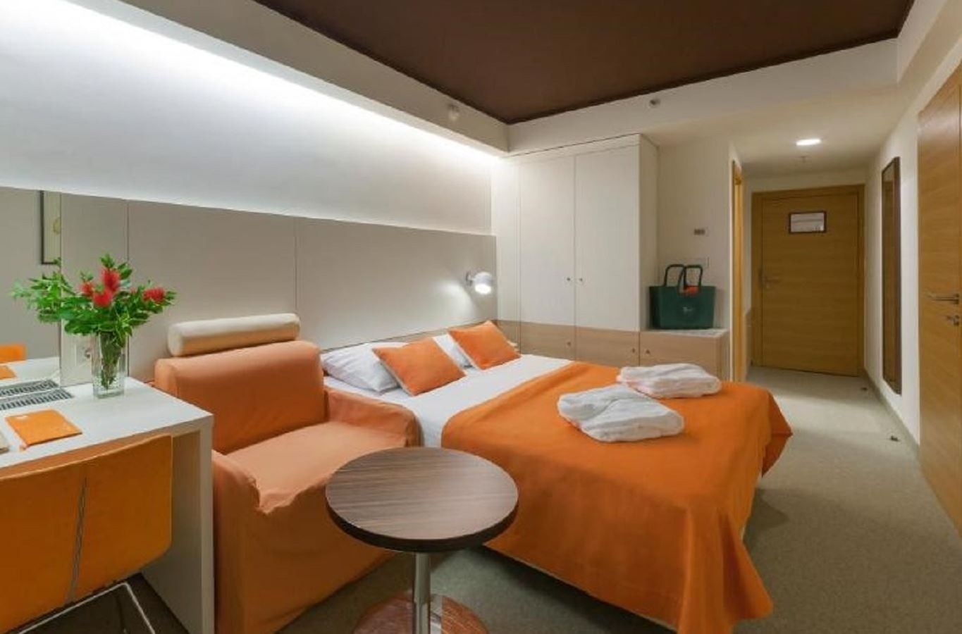 rooms-double-standard-room-park-view-balcony