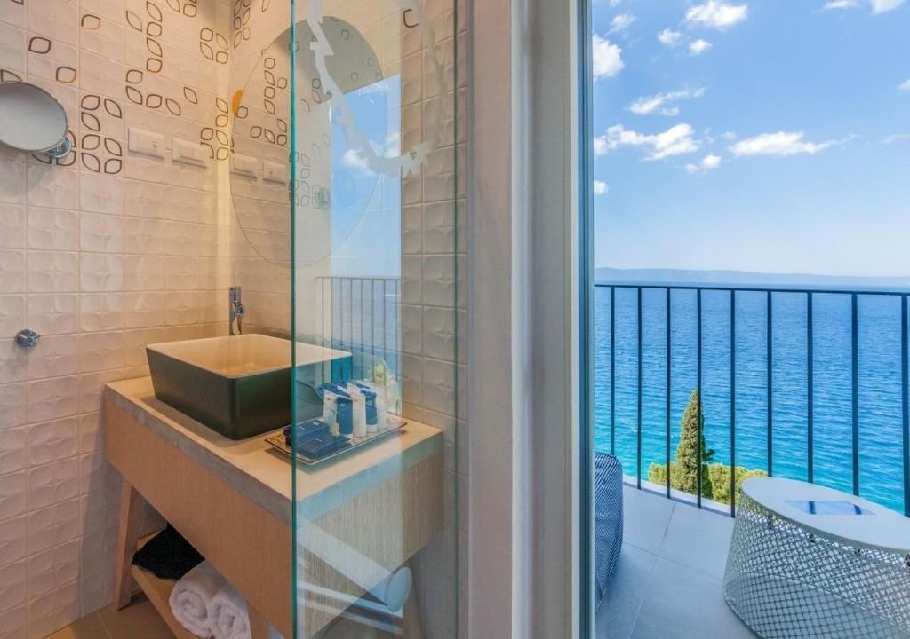 rooms-superior-room-seaview-balcony