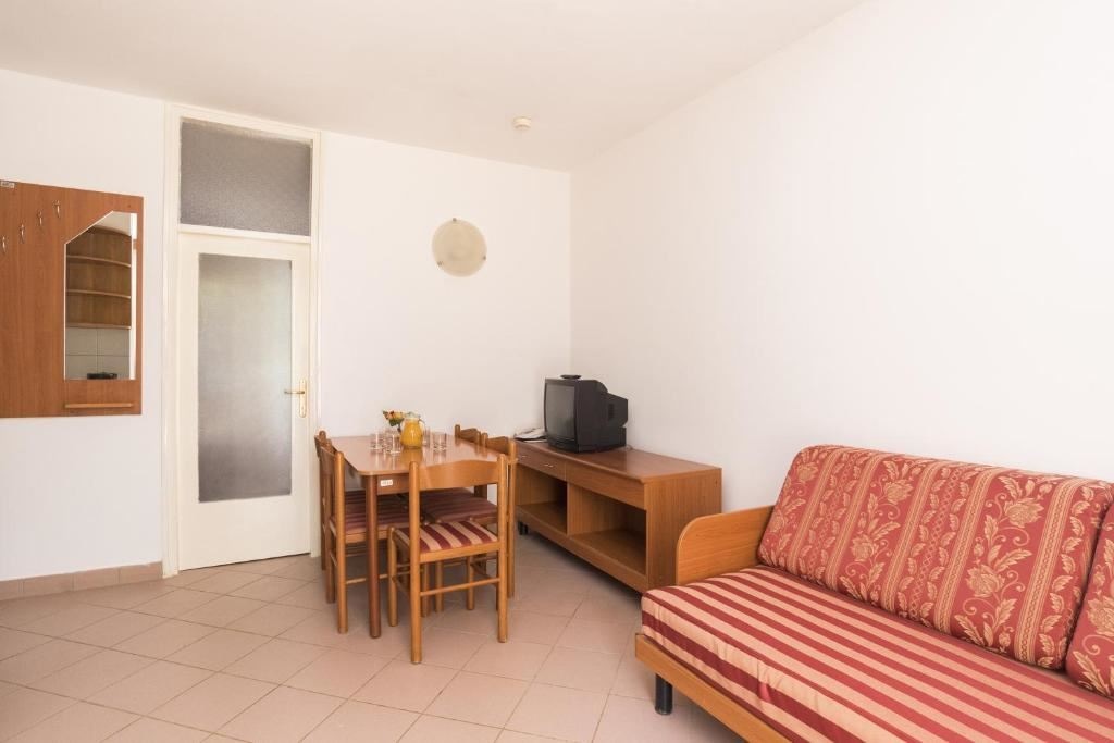 rooms-multiplebed-apartment-park-view-balcony-economy