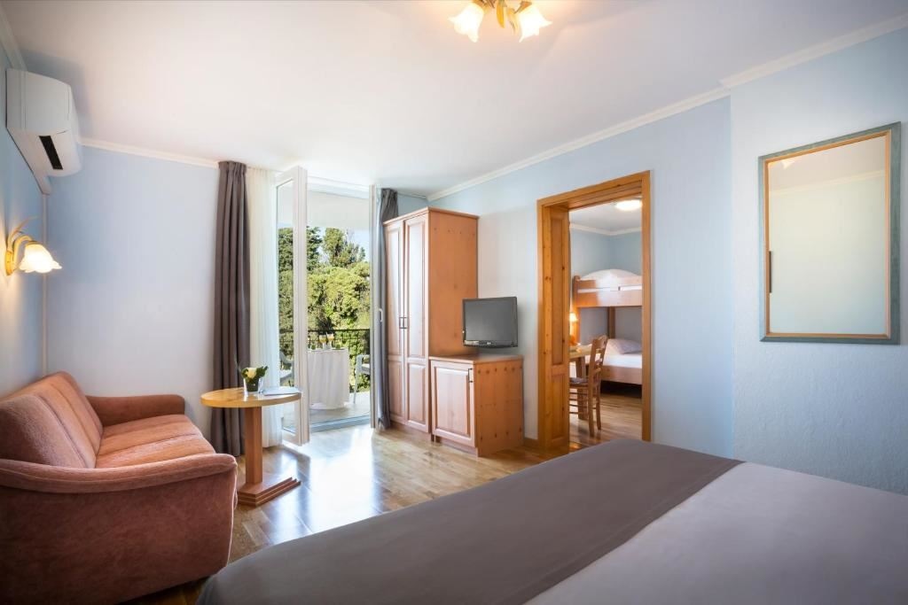 rooms-family-suite-balcony-or-terrace