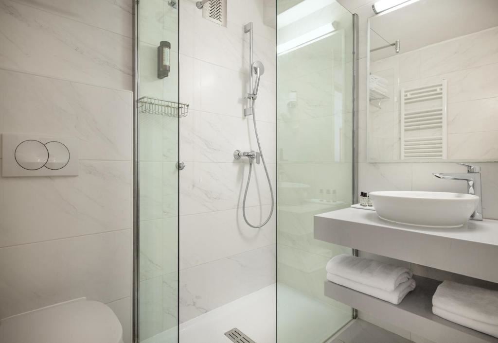 rooms-single-wchild-standard-room-sea-side-balcony-or-terrace