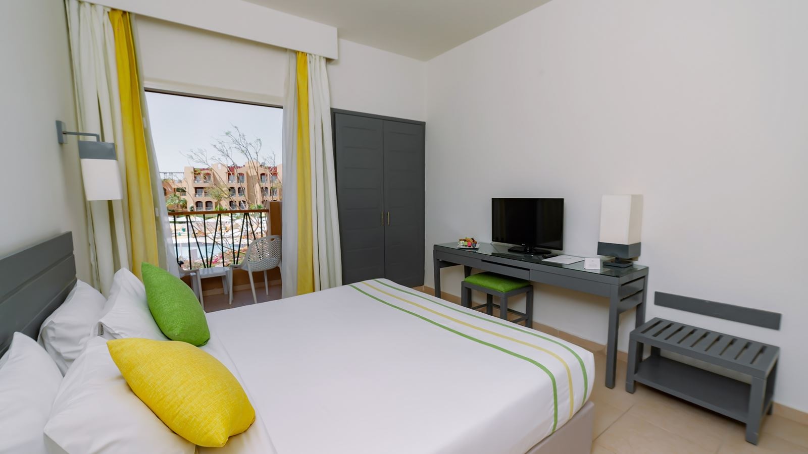 rooms-superior-room-pool-view