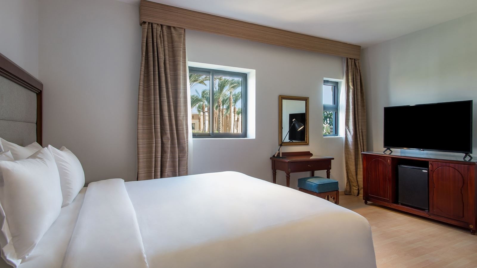 rooms-family-room-garden-view