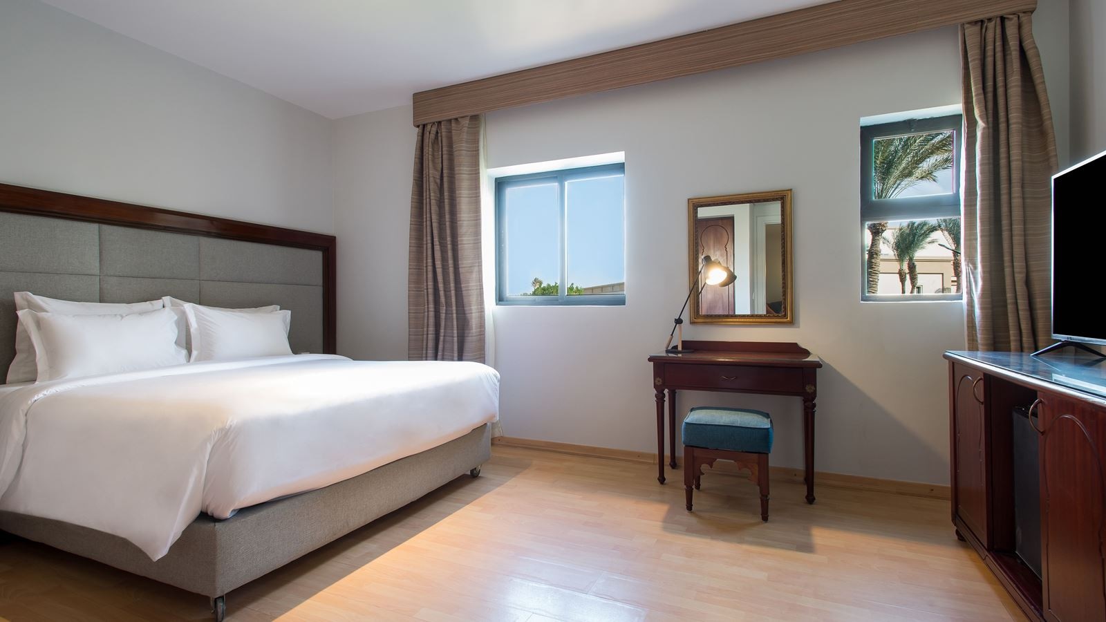 rooms-family-room-garden-view