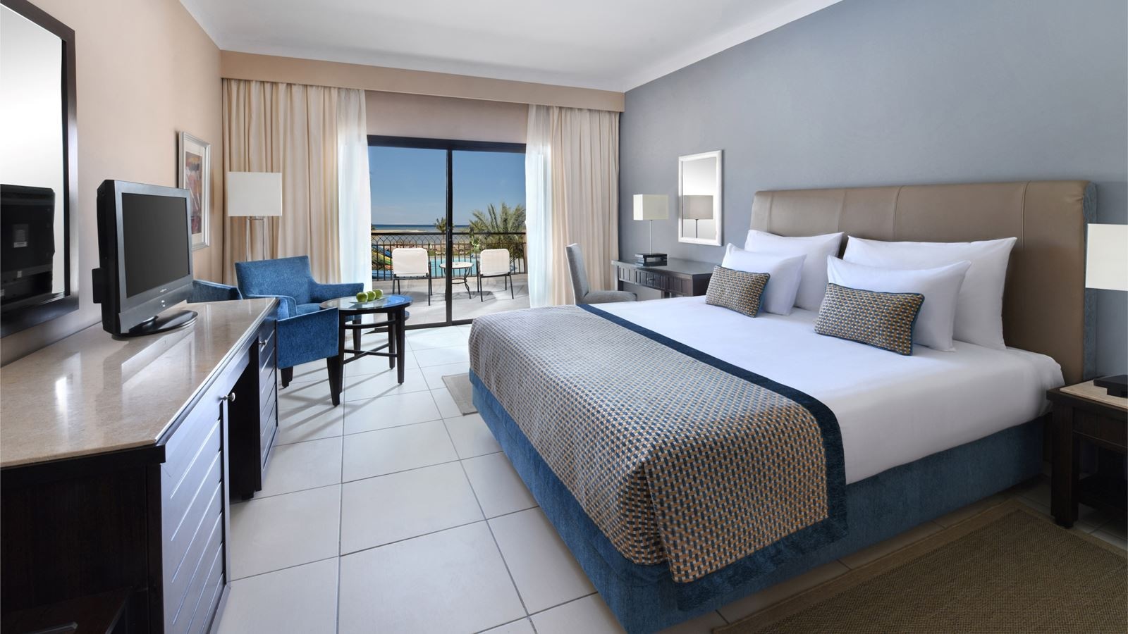 rooms-deluxe-family-pool--sea-view-room