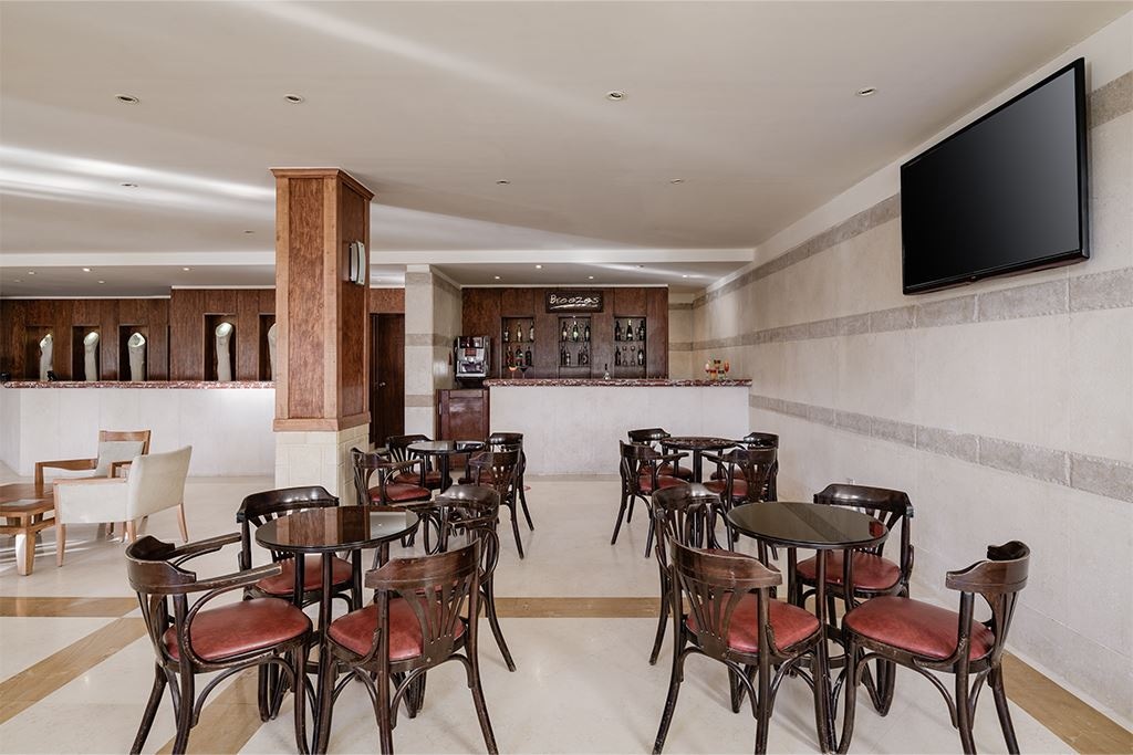 bars-breezes-lobby-bar