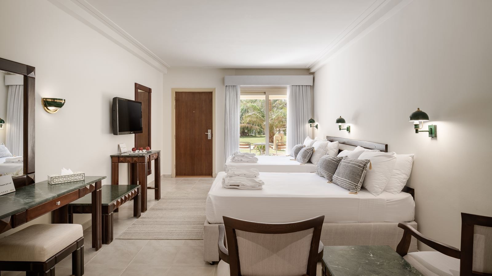 rooms-deluxe-family-room