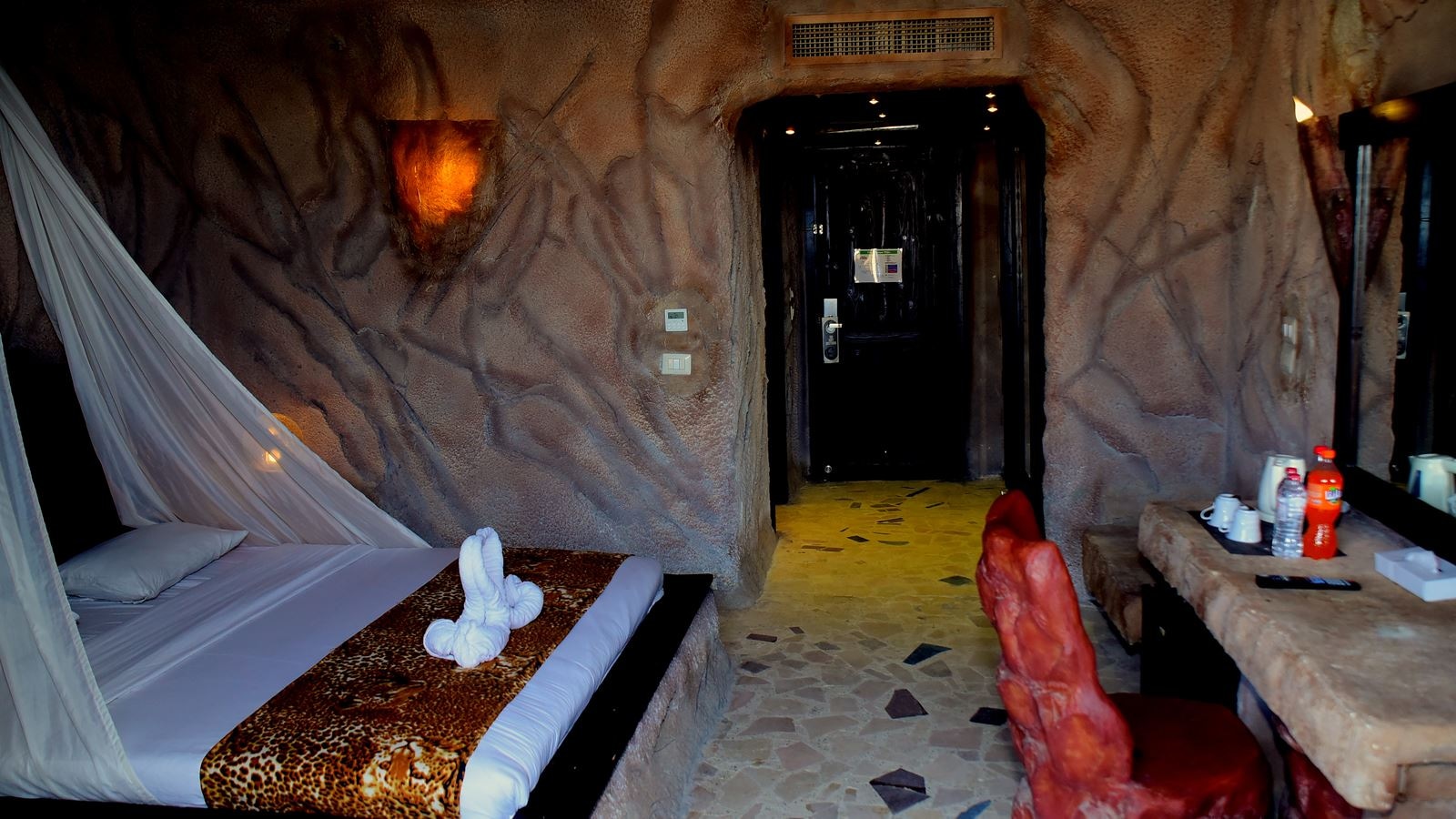 rooms-standard-pool-view-cave