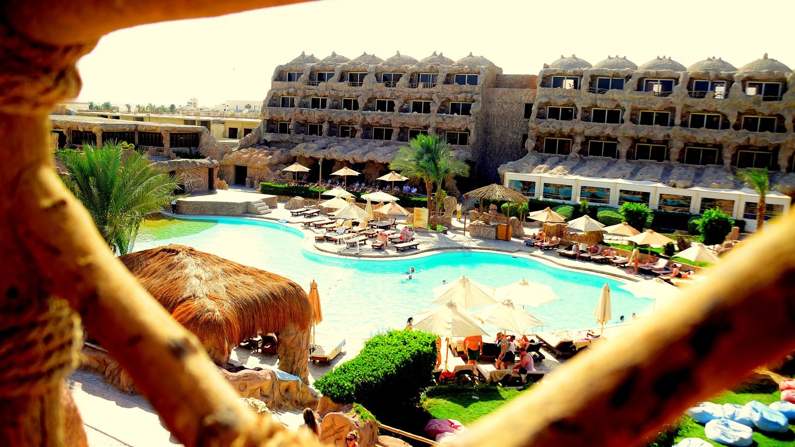 rooms-standard-pool-view-cave