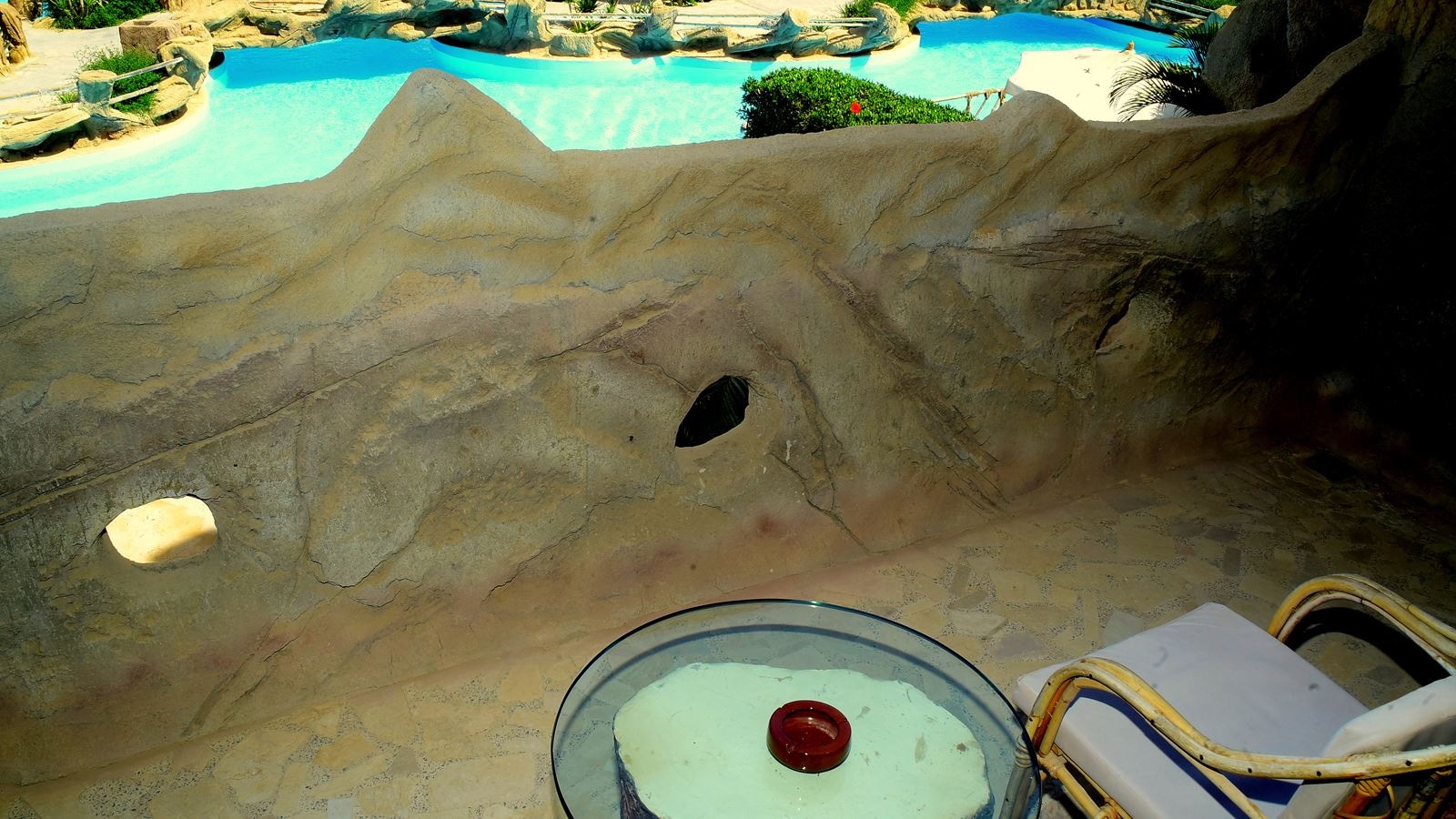 rooms-standard-pool-view-cave