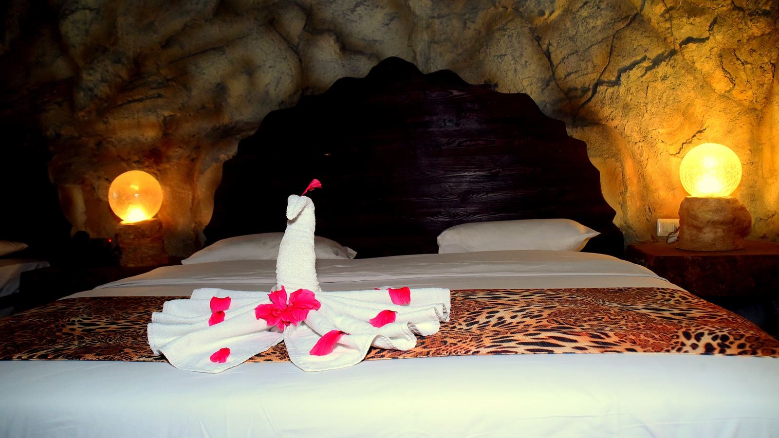 rooms-deluxe-sea-view-cave