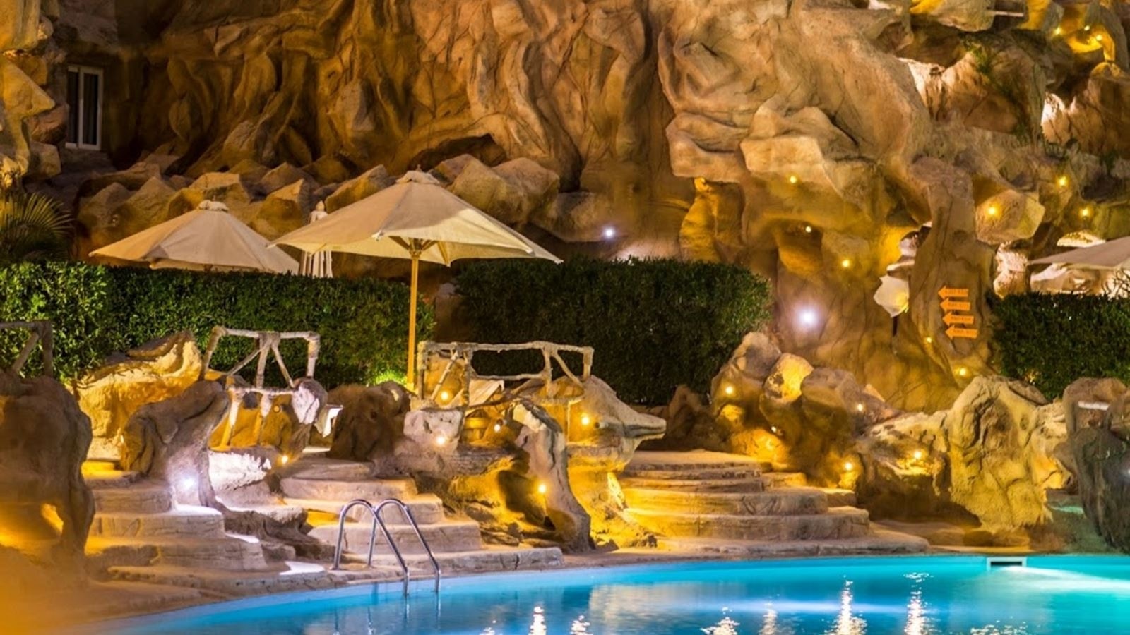 rooms-royal-swim-up-cave